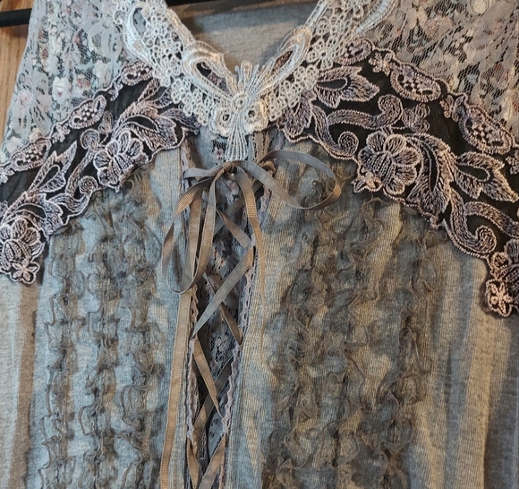 NWOT BEAUTIFUL VICTORIAN TOP - Picture 2 of 5